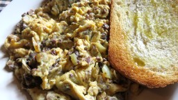 Recepta de cuina de Remenat de botifarra negra, bolets, alls i ceba